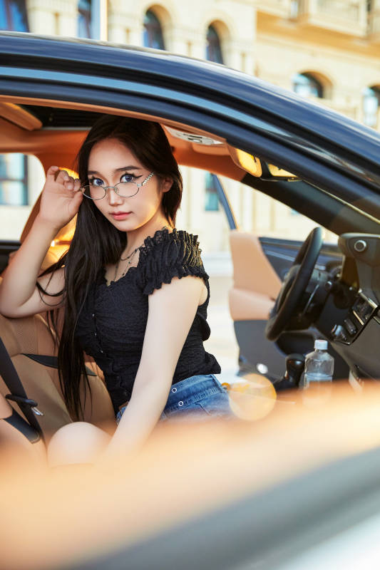 坐在驾驶室里的亚洲青年女性