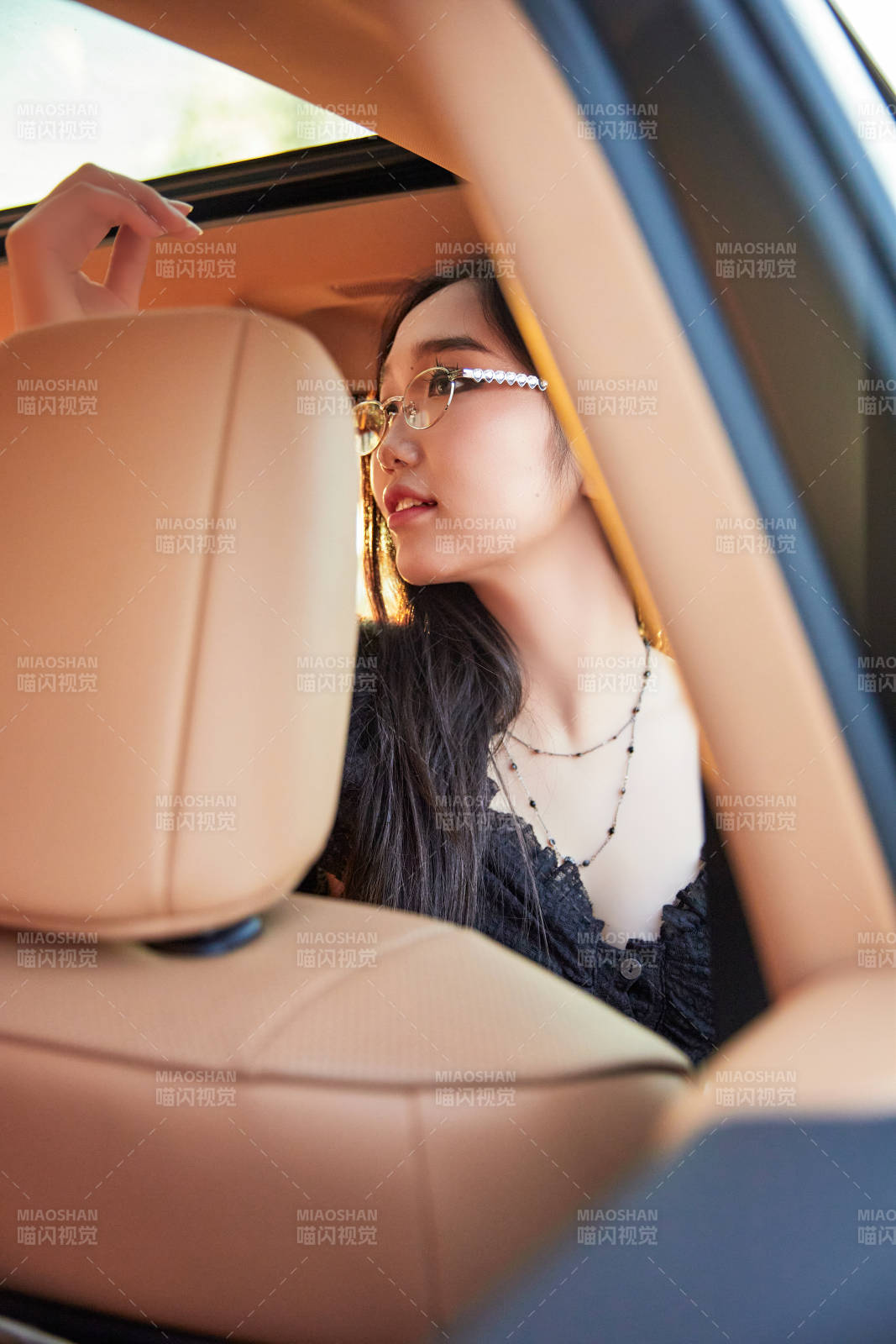 坐在驾驶室里的亚洲青年女性