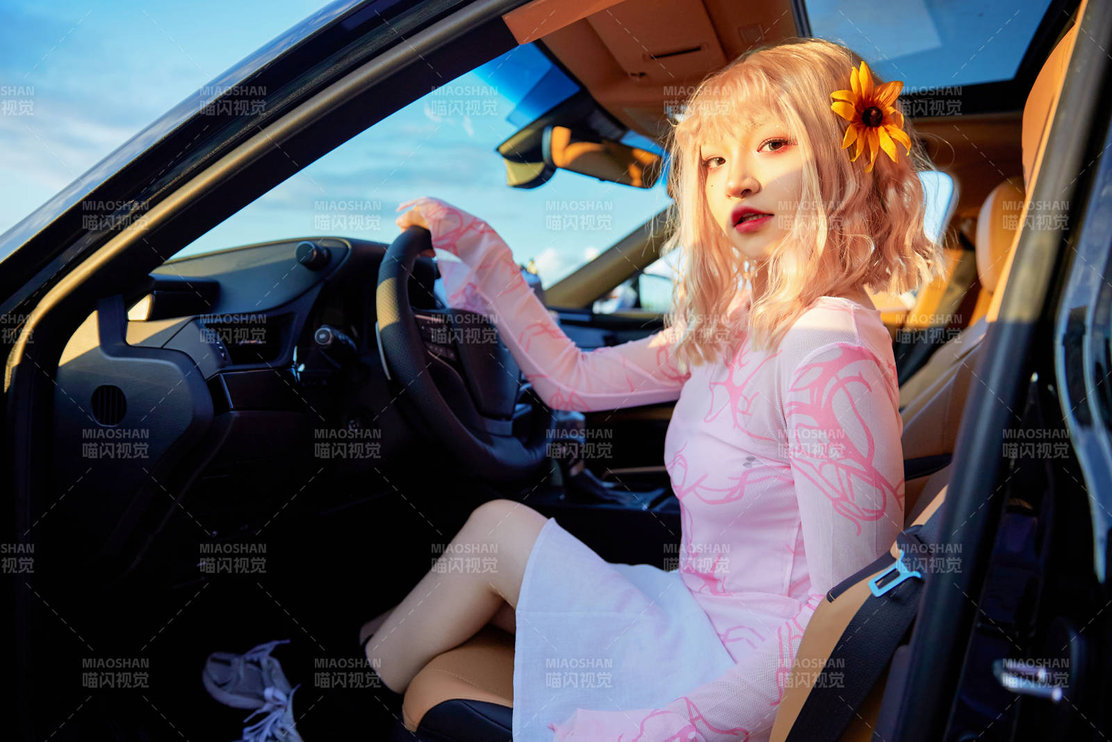 坐在驾驶室里的亚洲青年女性