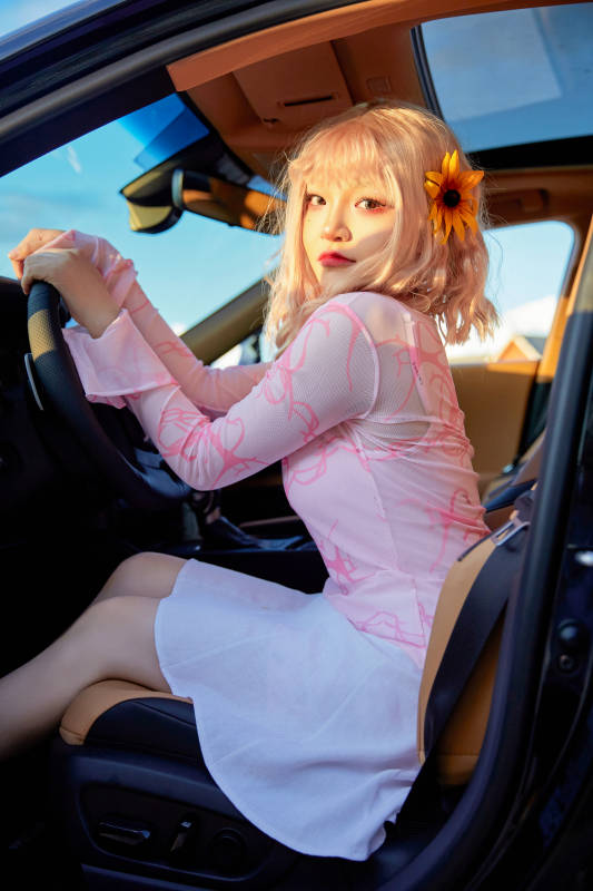 坐在驾驶室里的亚洲青年女性