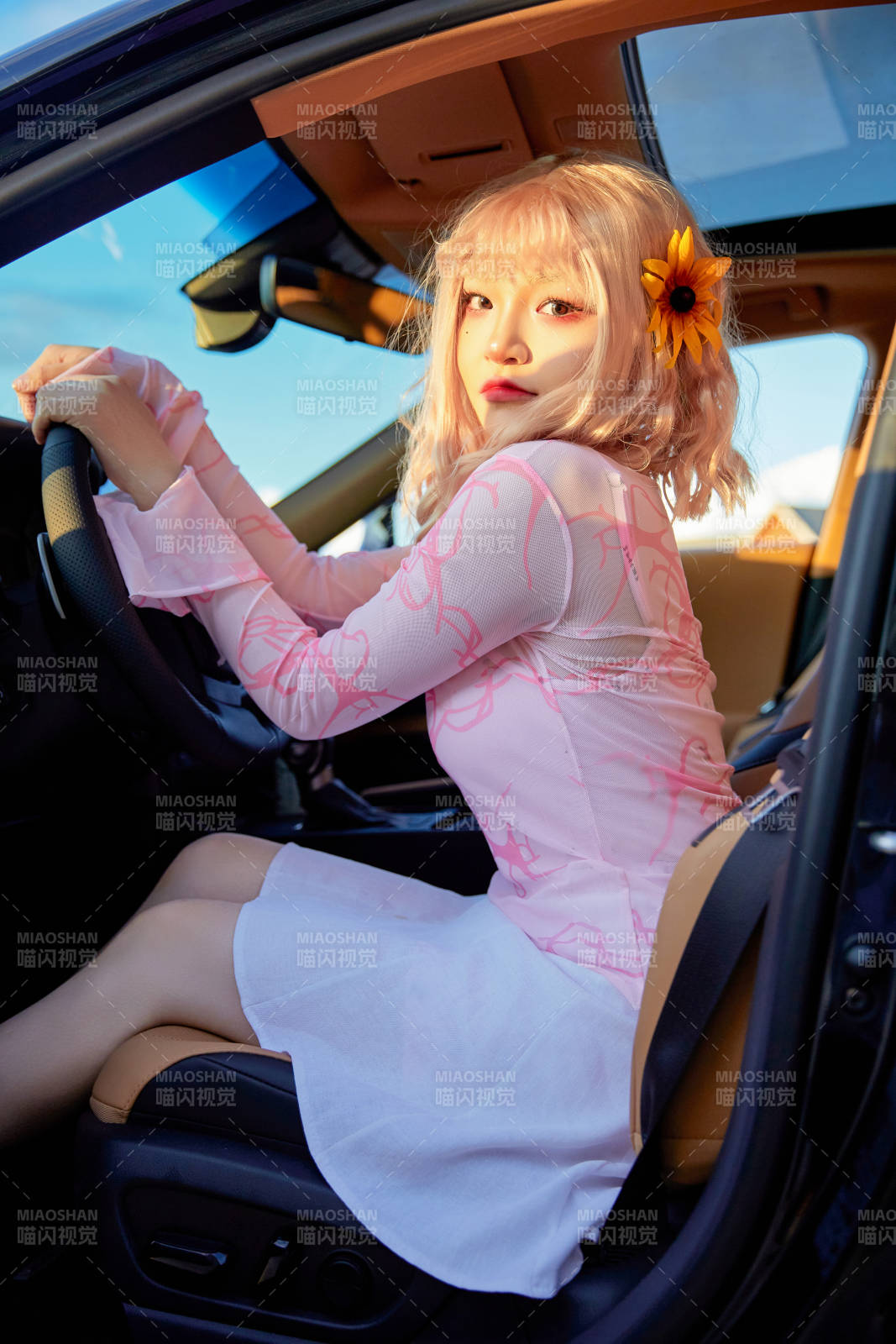 坐在驾驶室里的亚洲青年女性