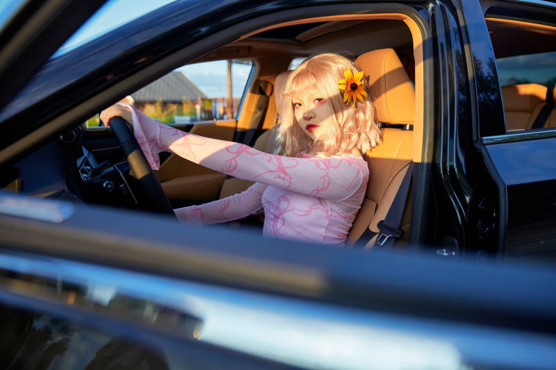 坐在驾驶室里的亚洲青年女性