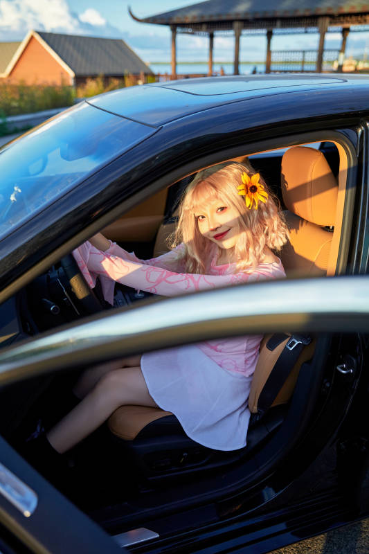 坐在驾驶室里的亚洲青年女性