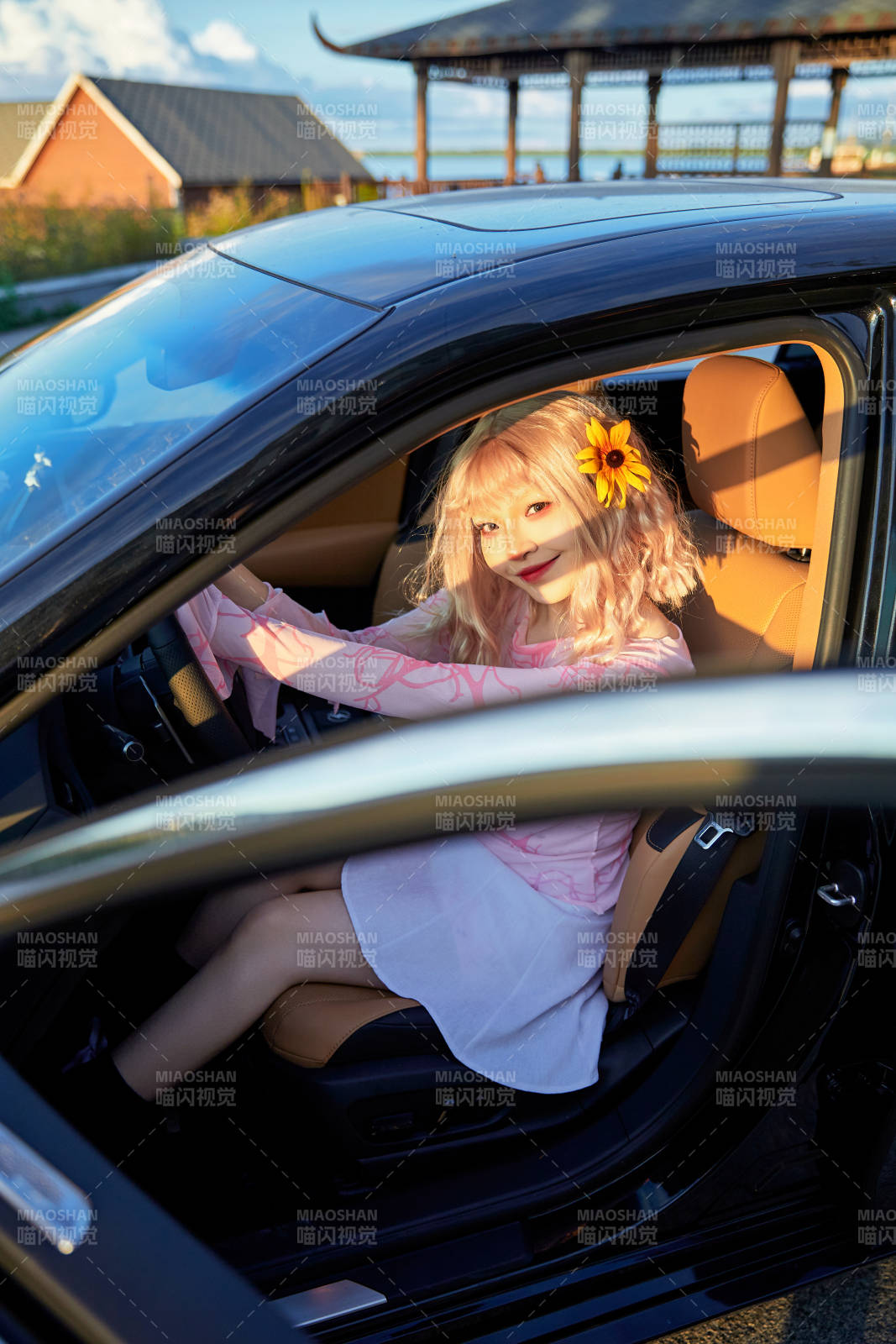 坐在驾驶室里的亚洲青年女性