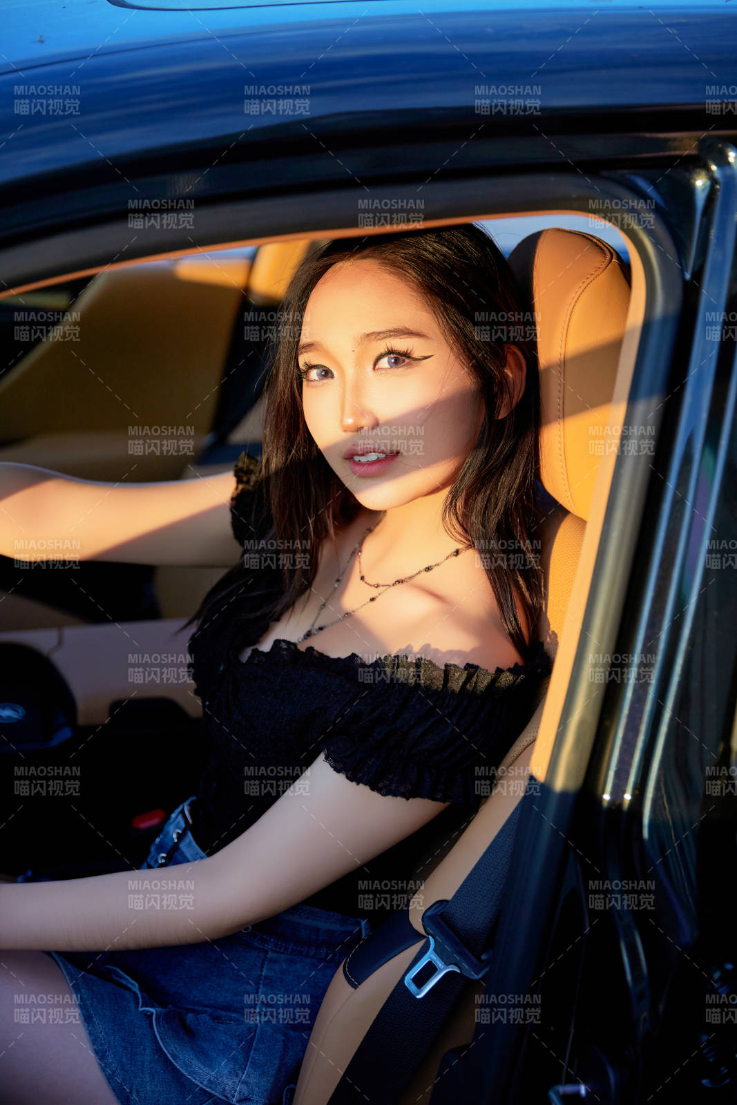 坐在驾驶室里的亚洲青年女性