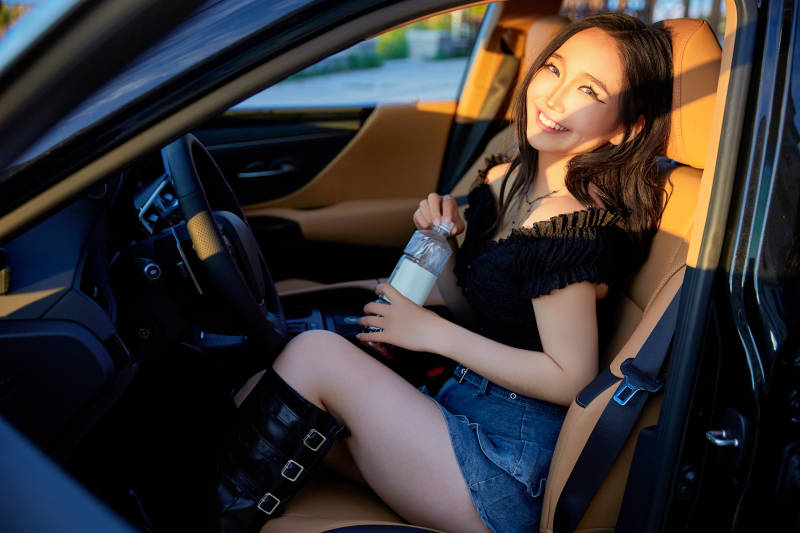 坐在驾驶室里的亚洲青年女性