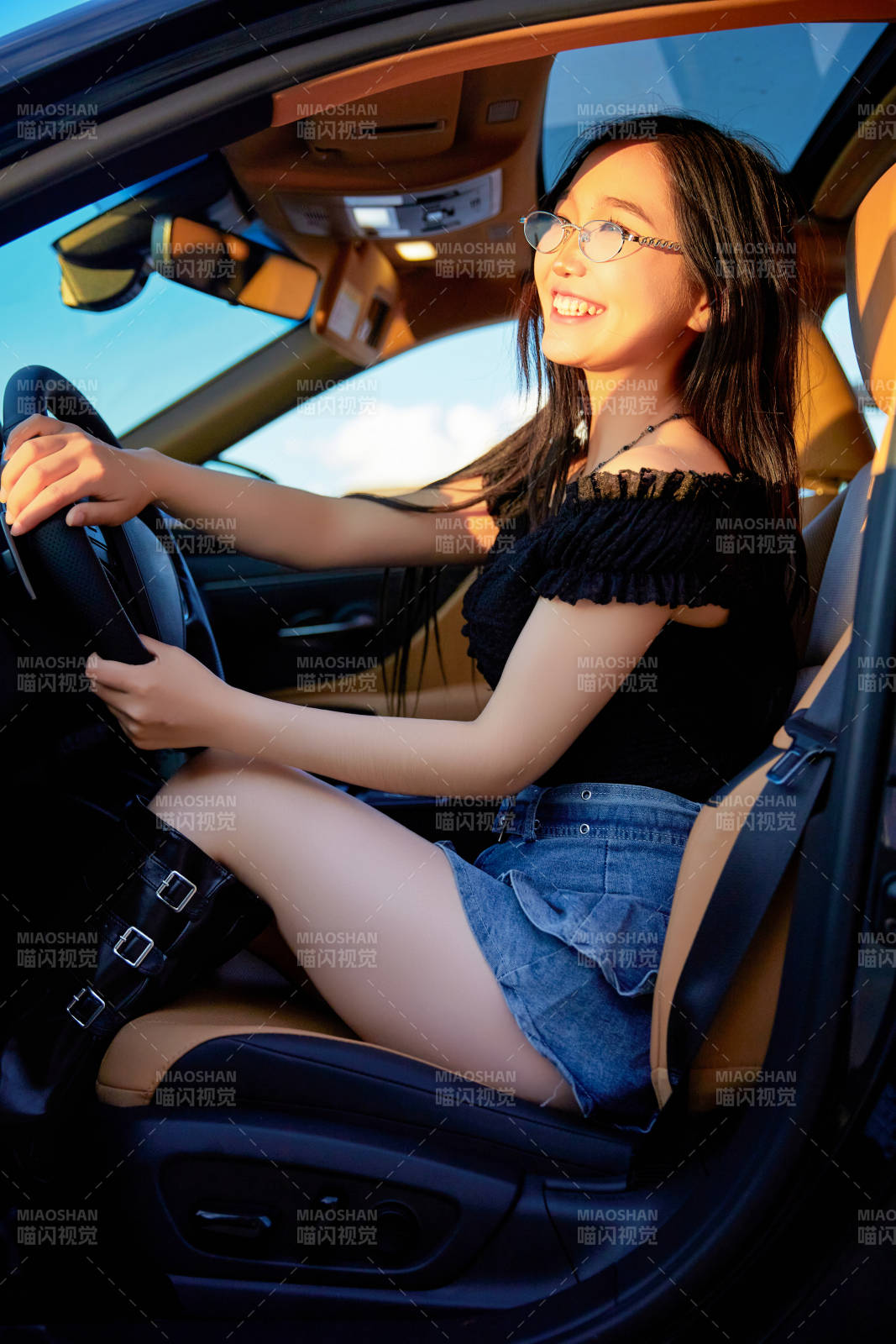 坐在驾驶室里的亚洲青年女性