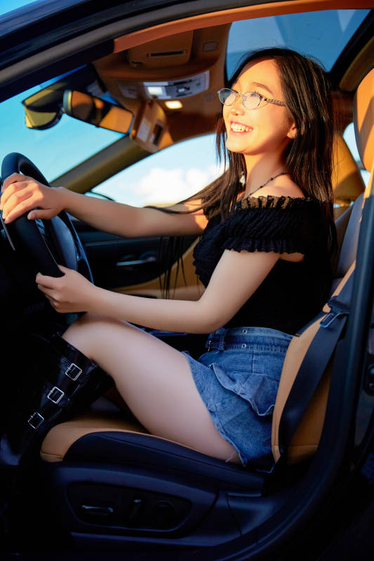 坐在驾驶室里的亚洲青年女性