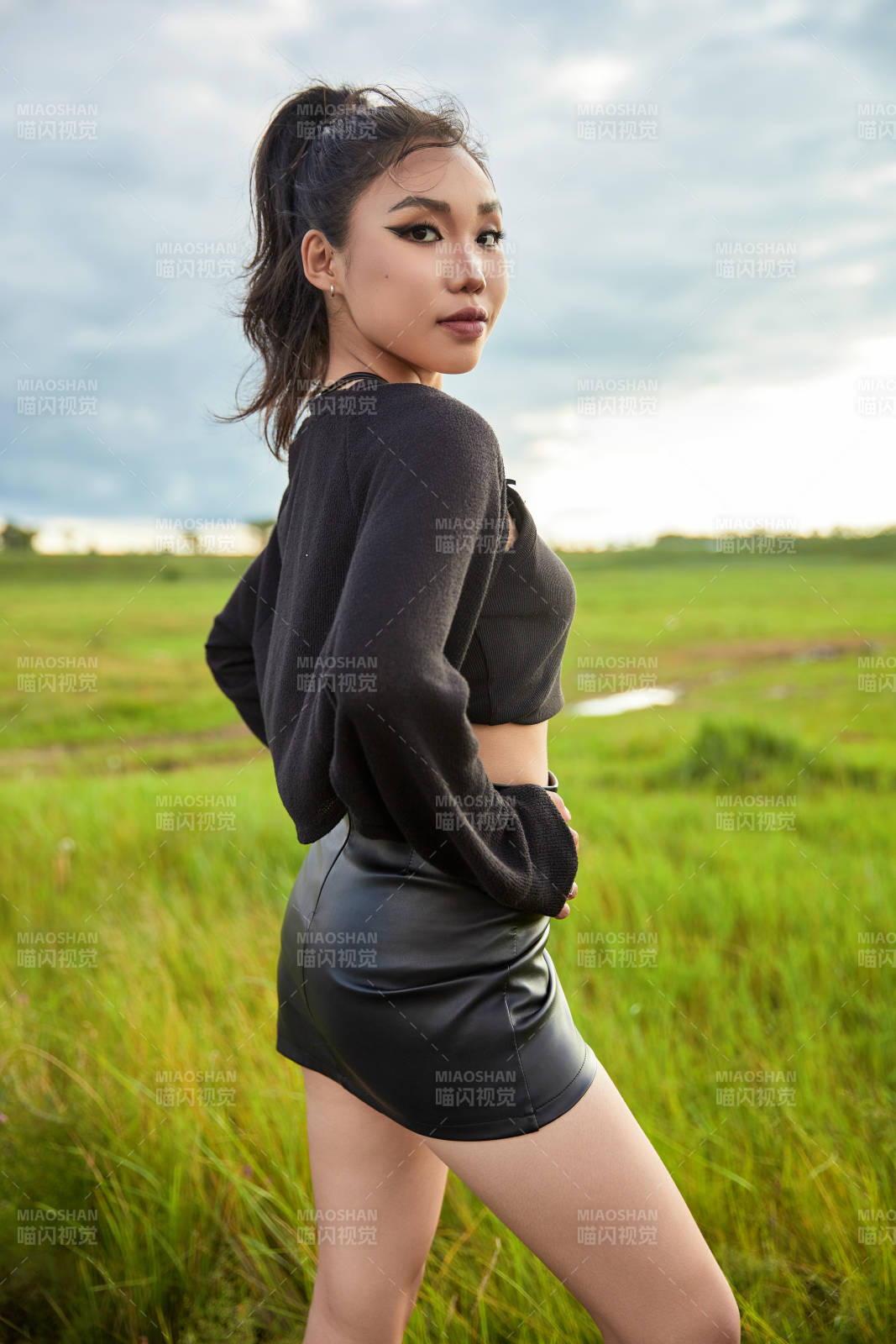 在坝上草原景区旅游拍照的亚洲女性