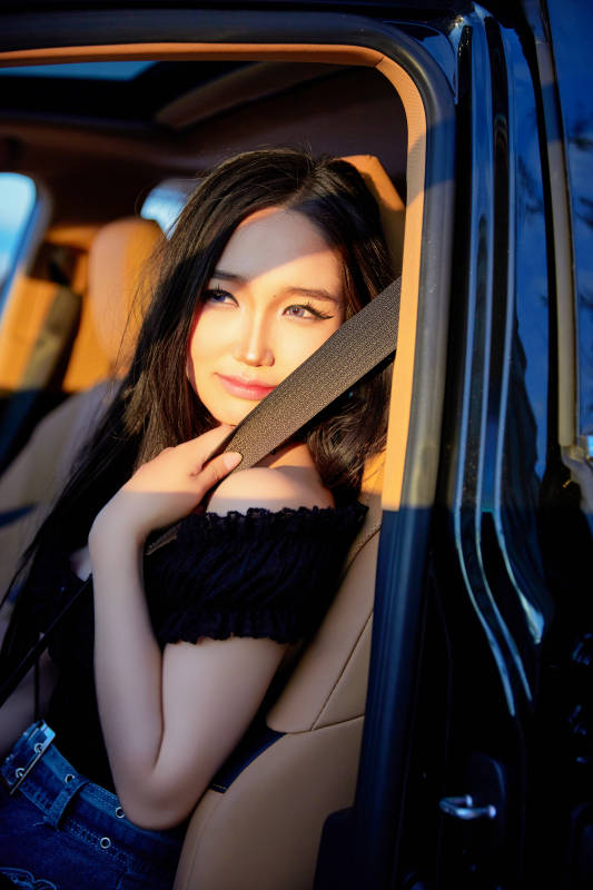 坐在驾驶室里的亚洲青年女性