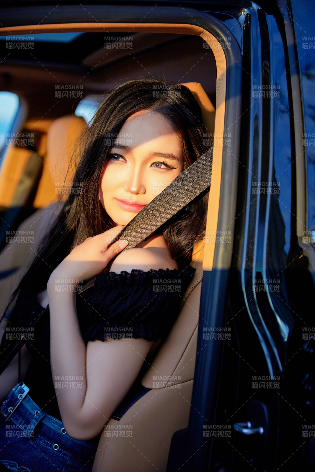 坐在驾驶室里的亚洲青年女性