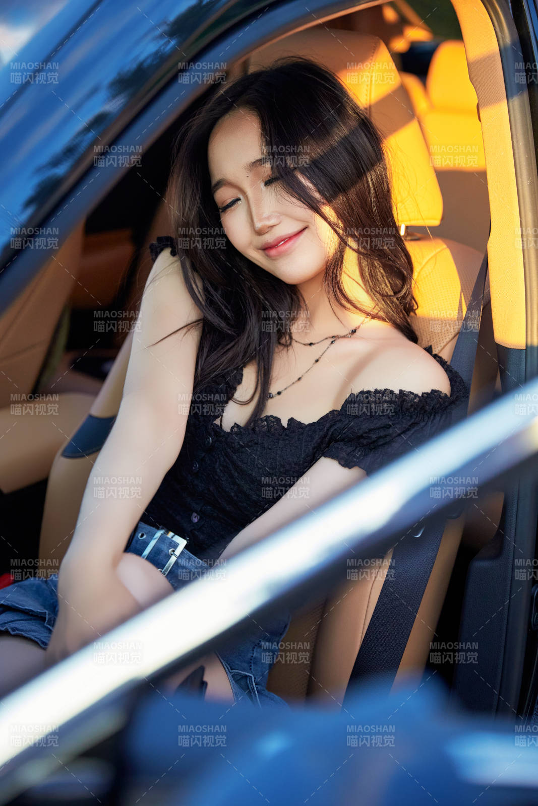 坐在驾驶室里的亚洲青年女性