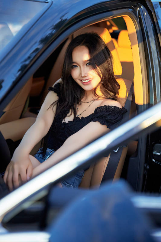 坐在驾驶室里的亚洲青年女性