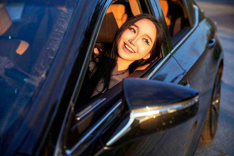 坐在驾驶室里的亚洲青年女性