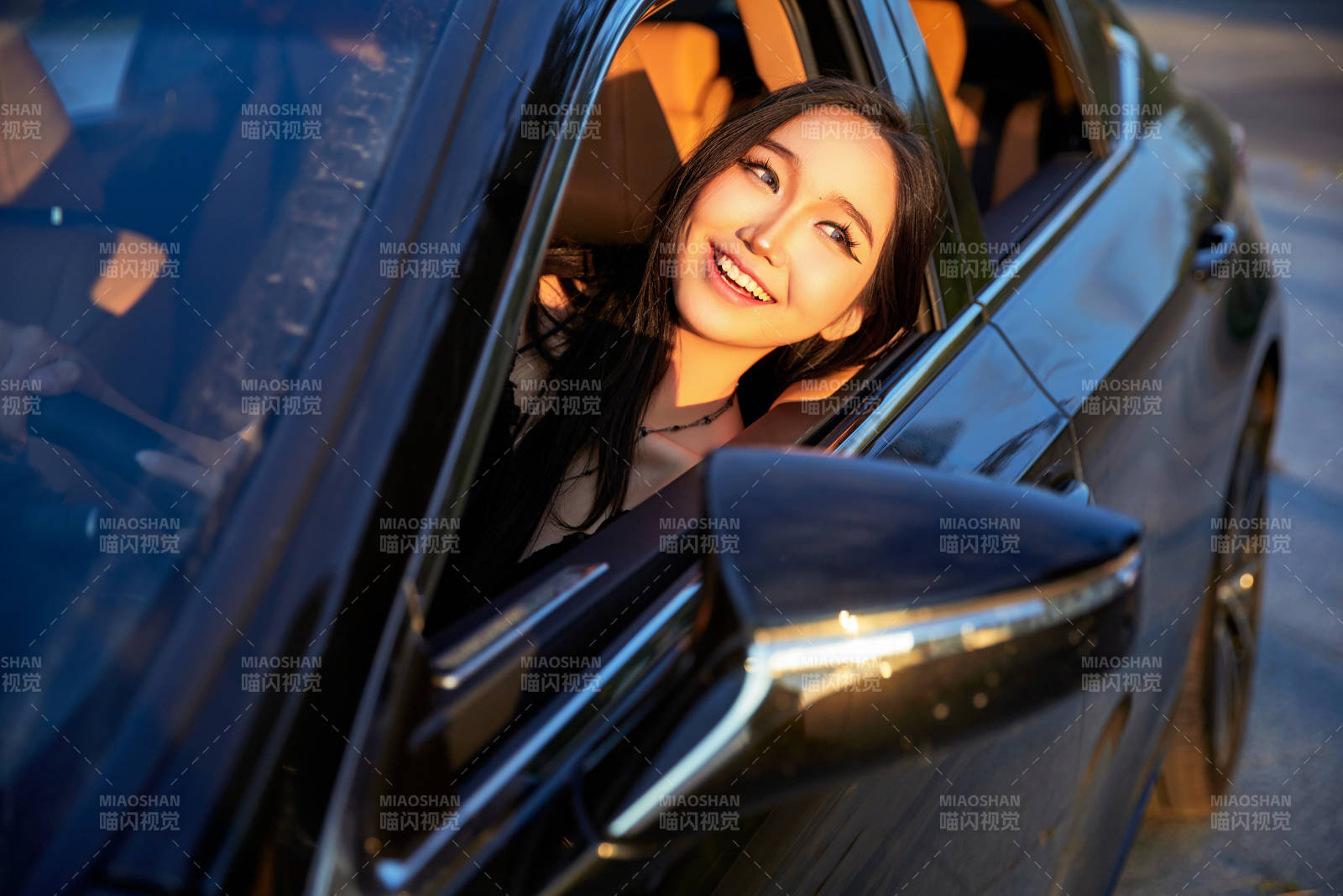 坐在驾驶室里的亚洲青年女性