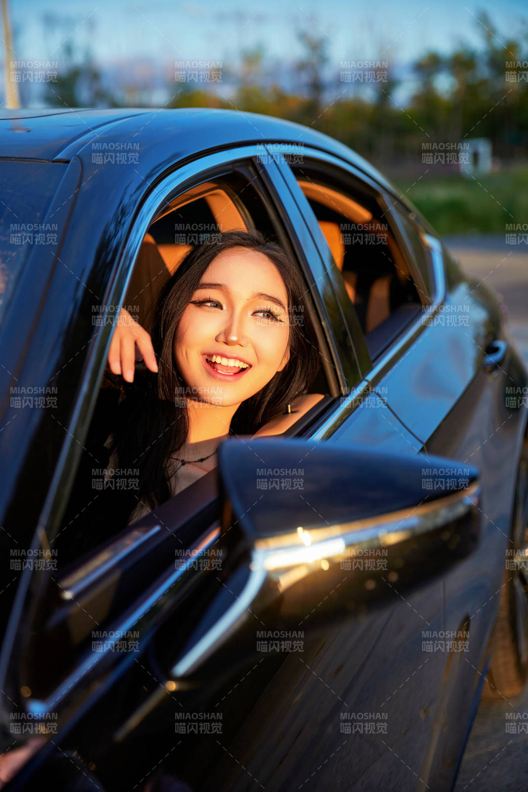 坐在驾驶室里的亚洲青年女性