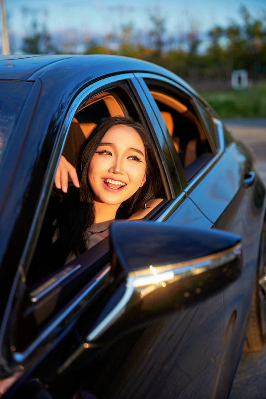 坐在驾驶室里的亚洲青年女性