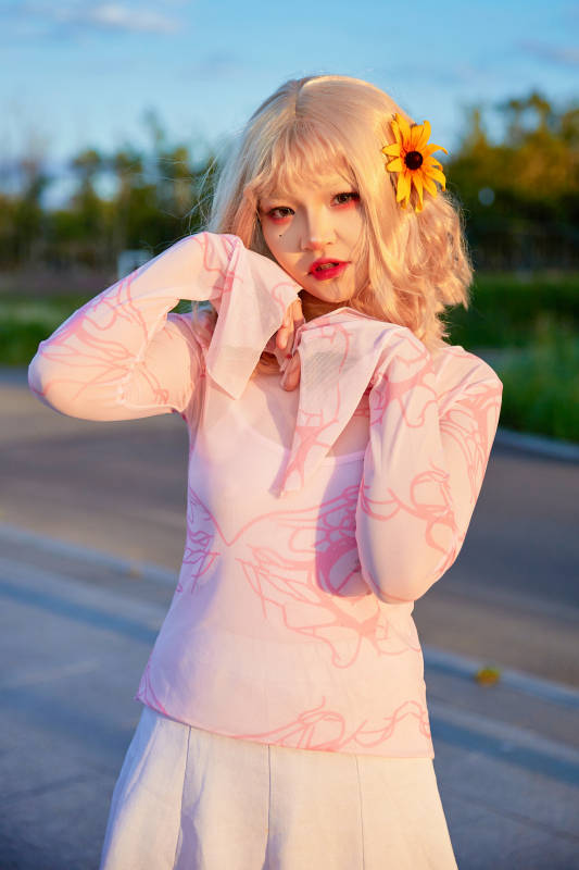 在景区旅游拍照的蒙古族美丽姑娘