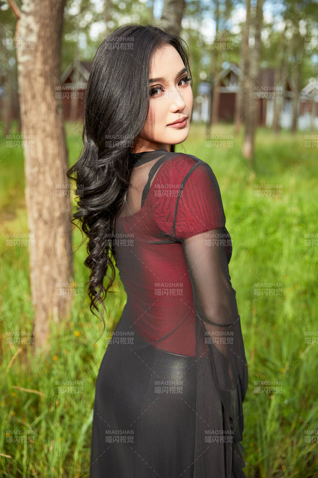 穿着性感服饰在户外拍照的亚洲女性