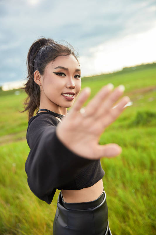 在坝上草原景区旅游拍照的亚洲女性