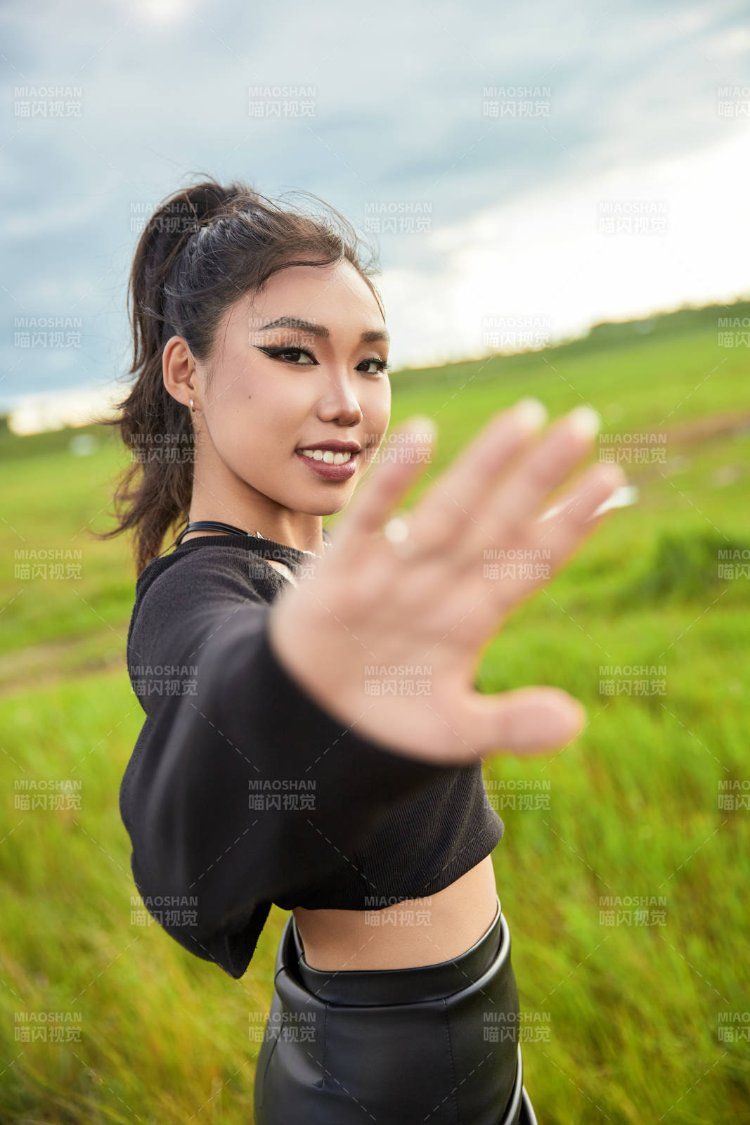 在壩上草原景區旅游拍照的亞洲女性