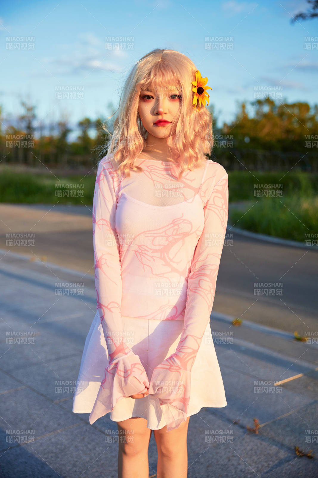 在景區(qū)旅游拍照的蒙古族美麗姑娘