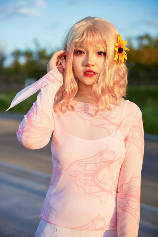 在景区旅游拍照的蒙古族美丽姑娘