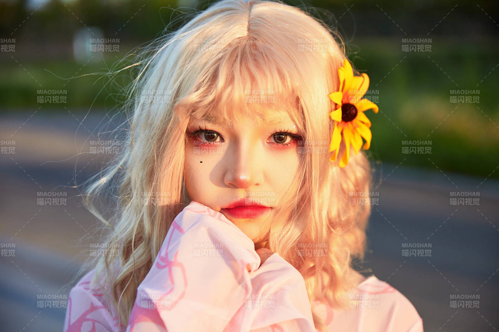 在景区旅游拍照的蒙古族美丽姑娘