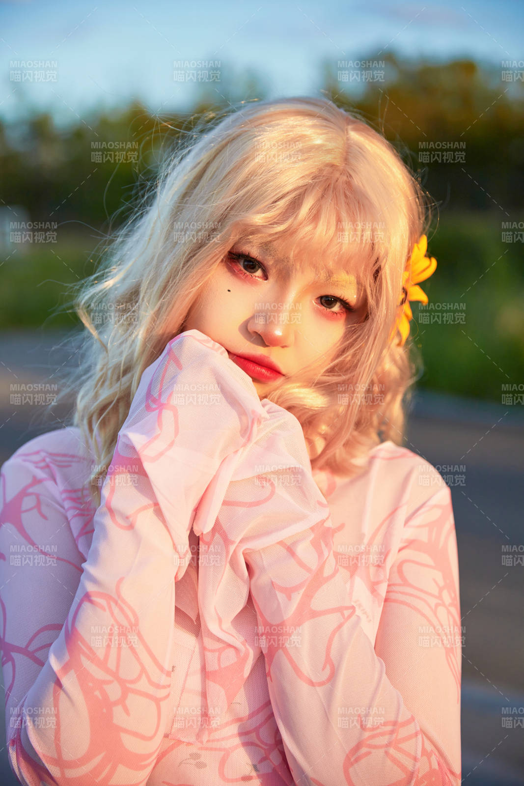 在景区旅游拍照的蒙古族美丽姑娘