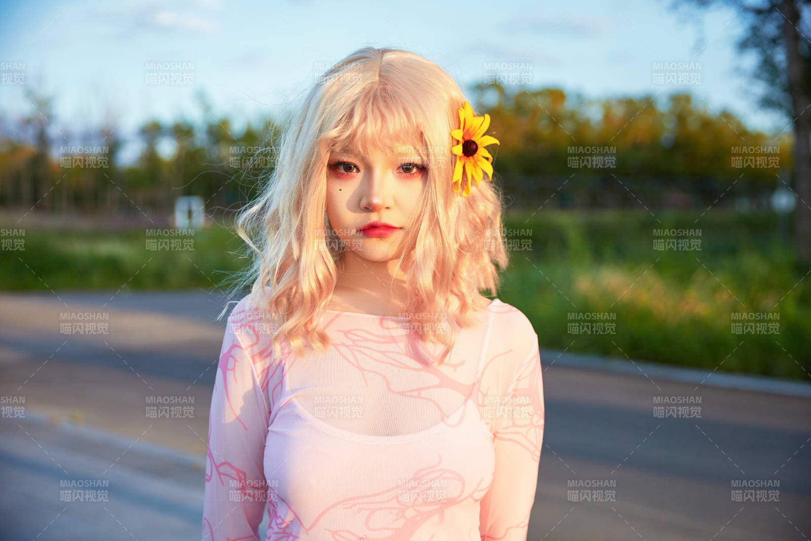 在景区旅游拍照的蒙古族美丽姑娘