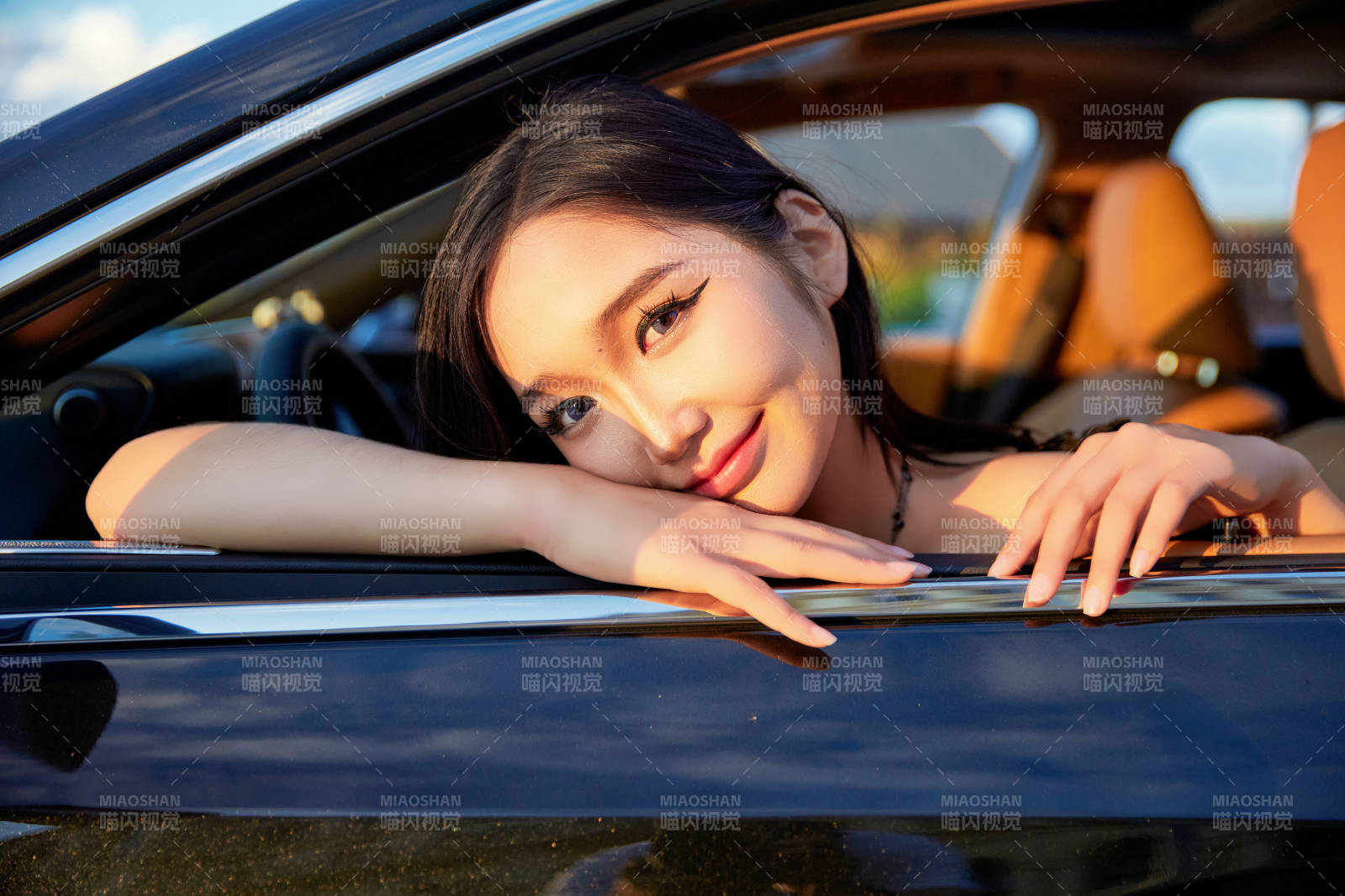 在景区旅游拍照的蒙古族美丽姑娘