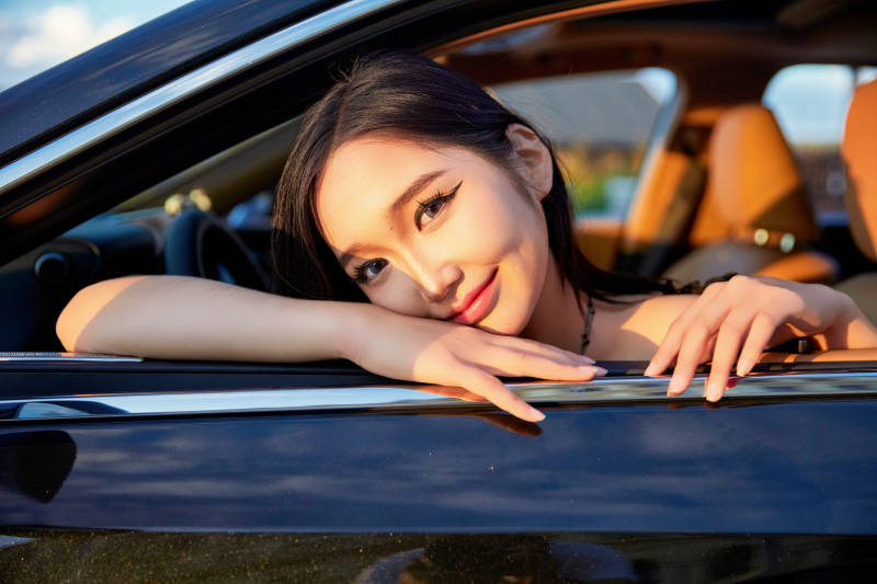 在景区旅游拍照的蒙古族美丽姑娘