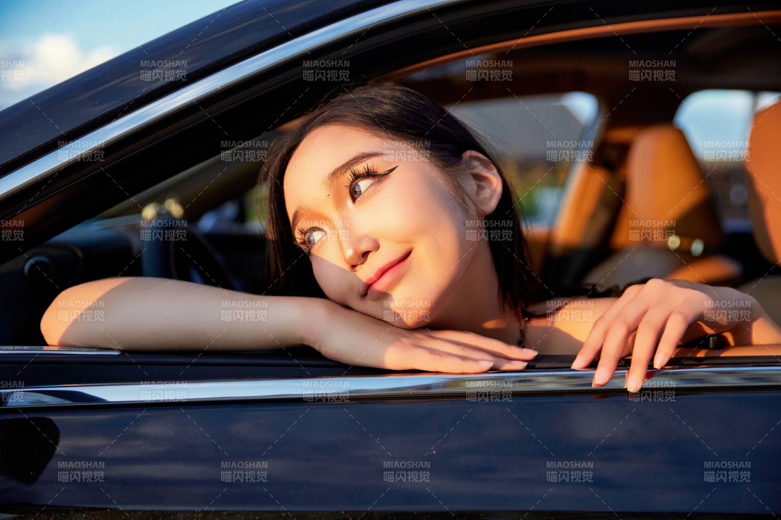 在景区旅游拍照的蒙古族美丽姑娘