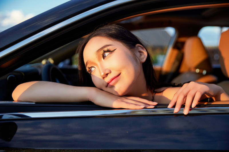 在景区旅游拍照的蒙古族美丽姑娘