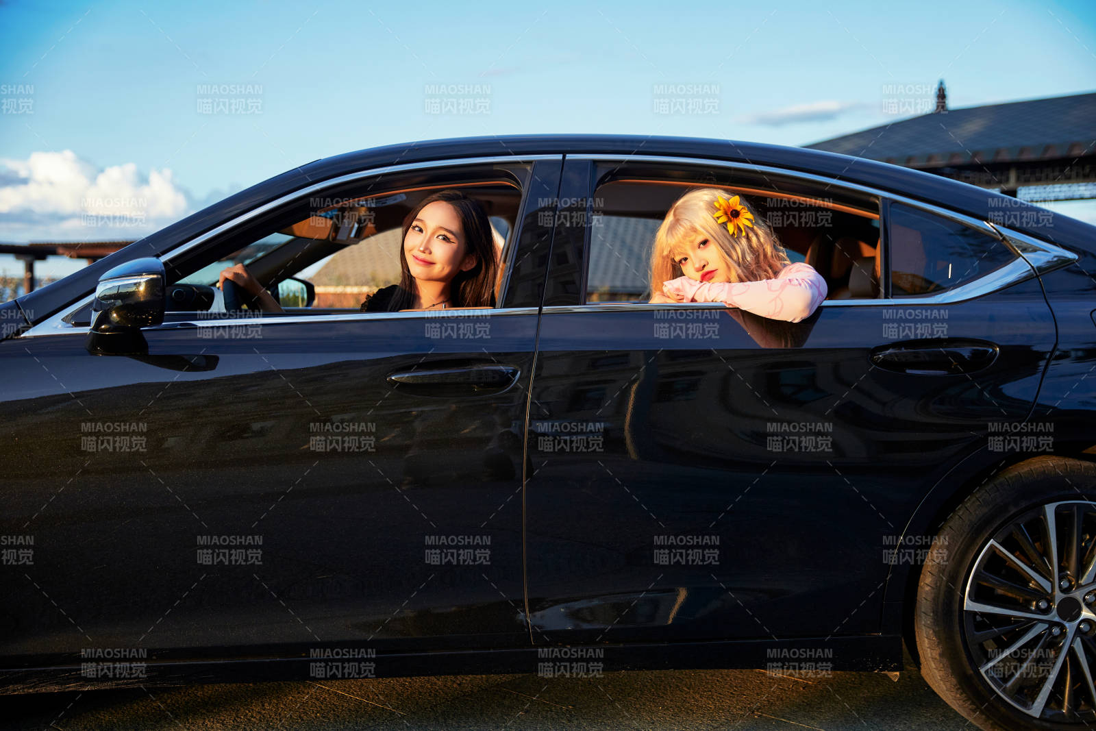 亚洲美女自驾出游的欢乐旅途