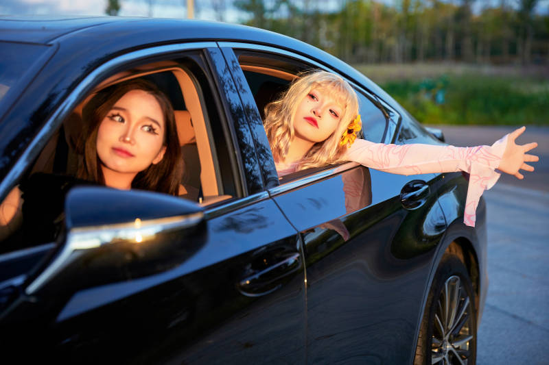 亚洲美女自驾出游的欢乐旅途