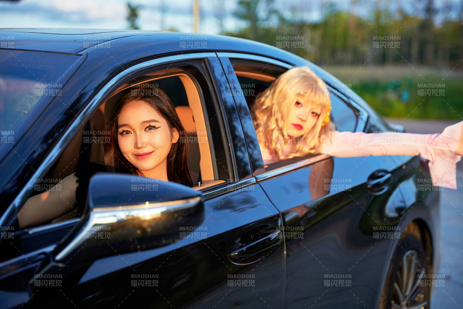 亚洲美女自驾出游的欢乐旅途