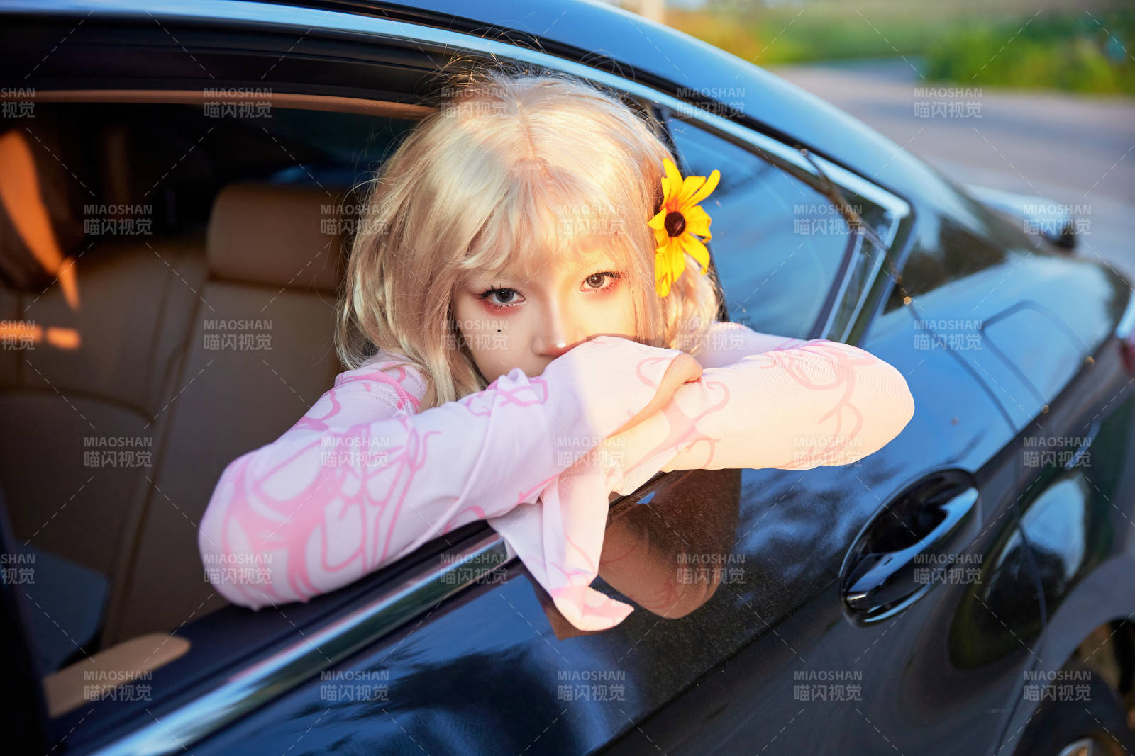 亚洲美女自驾出游的欢乐旅途