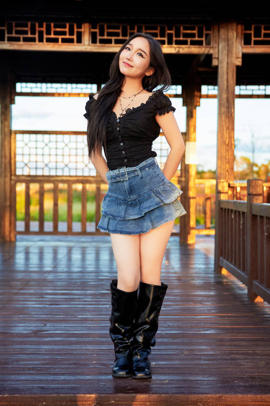 在旅游景区户外拍照的蒙古族姑娘