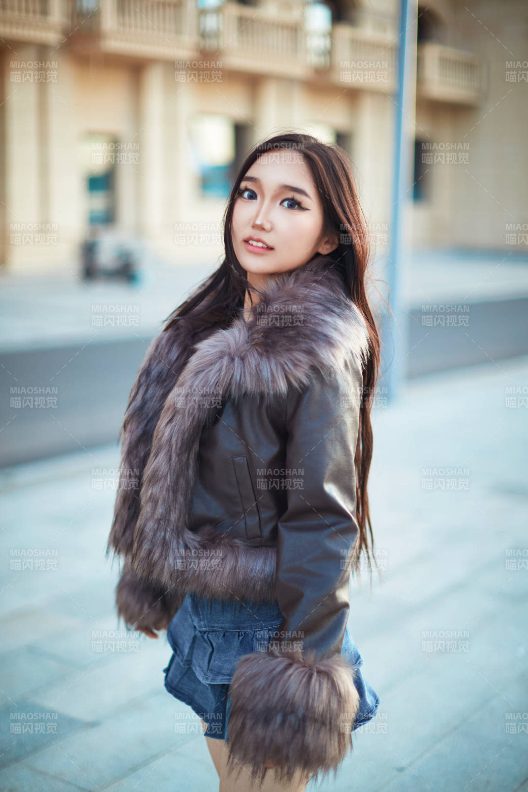 草原那达慕大会上的蒙古弓箭手