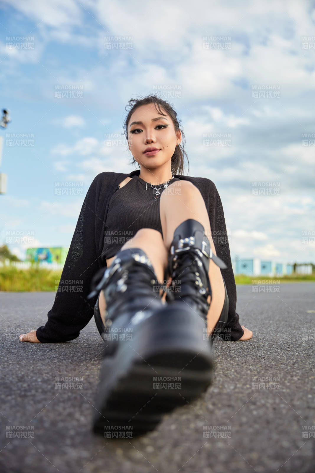 在坝上草原景区旅游拍照的亚洲女性