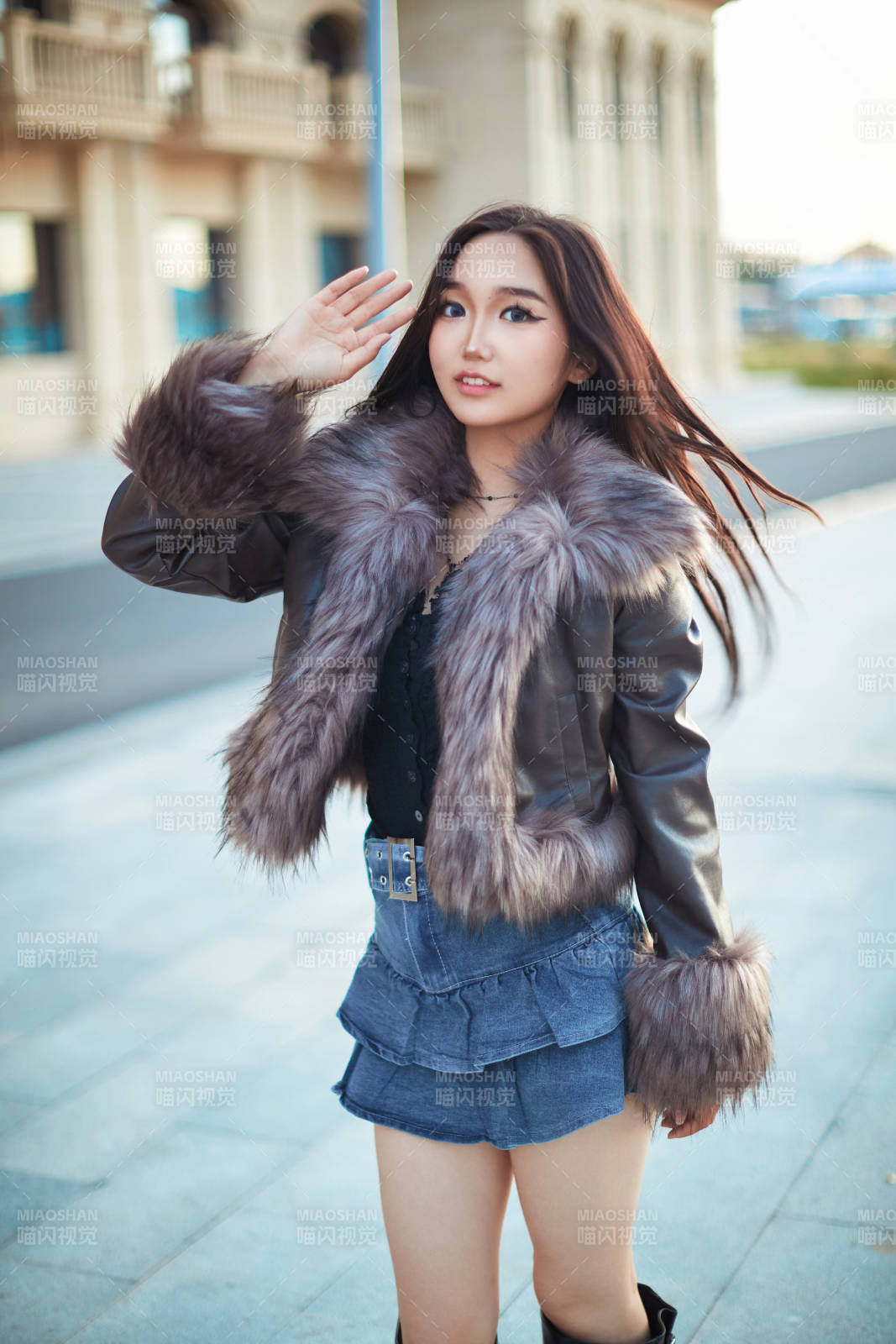 草原那达慕大会上骑马的蒙古族汉子