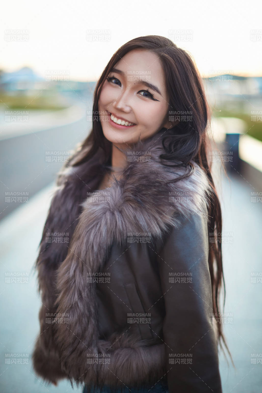 那达慕大会上表演的蒙古族传统舞蹈