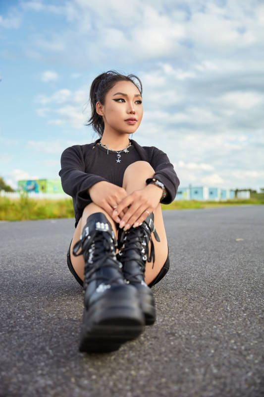 在坝上草原景区旅游拍照的亚洲女性