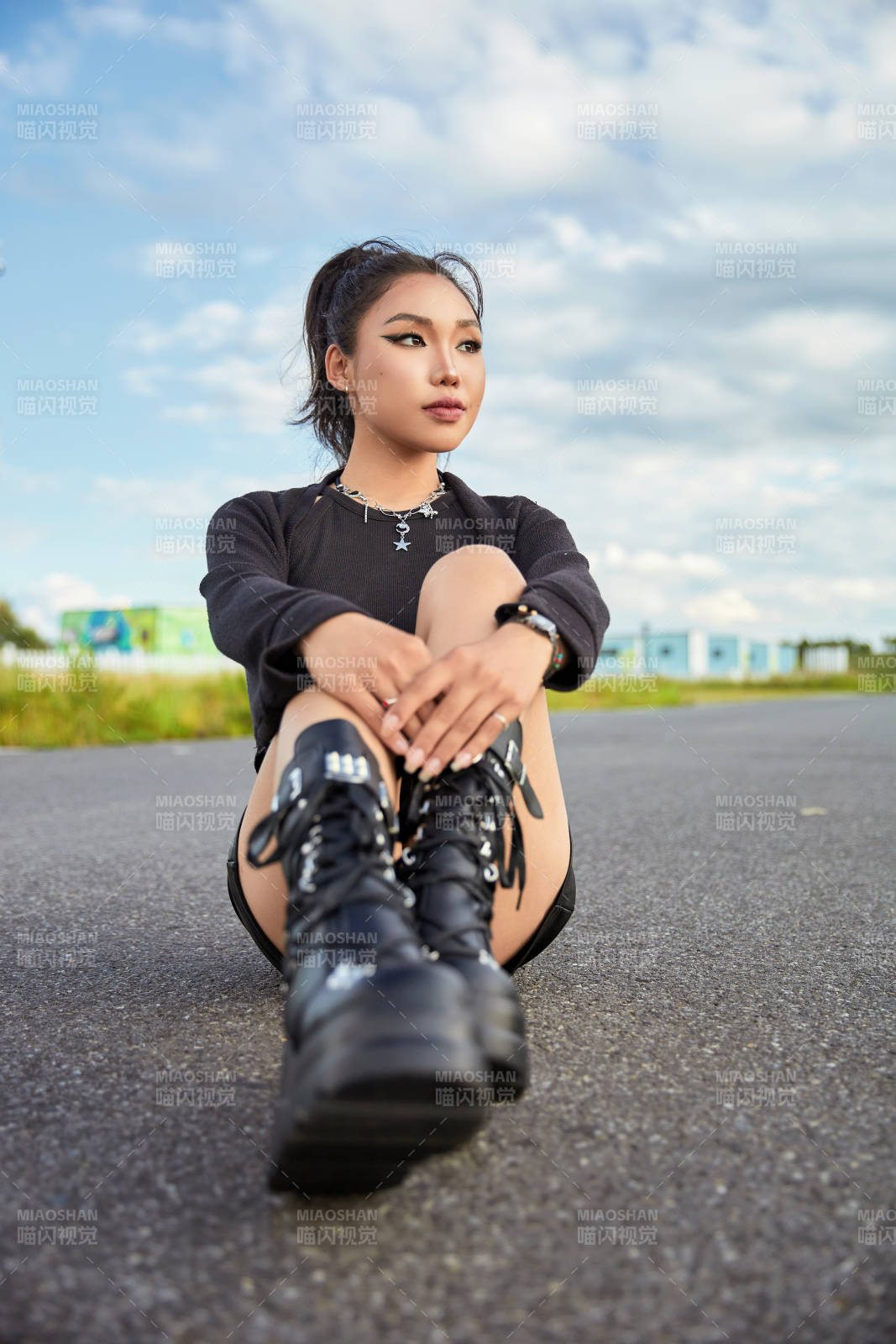 在坝上草原景区旅游拍照的亚洲女性