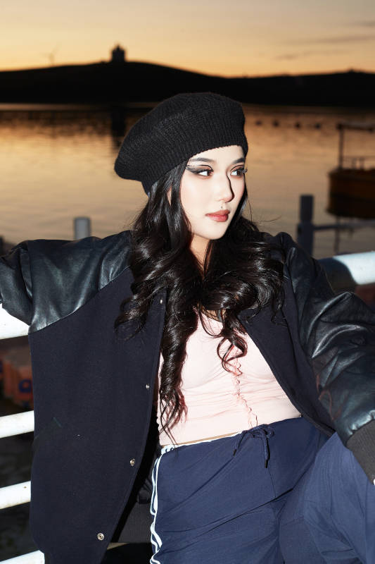 草原那达慕大会上骑着马的蒙古演员