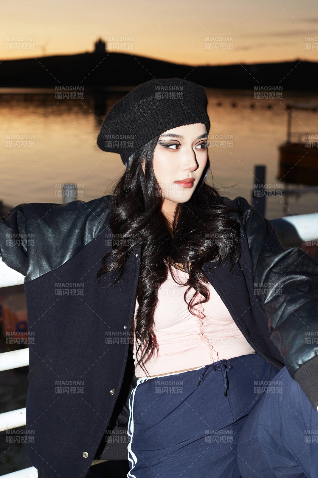 草原那达慕大会上骑着马的蒙古演员