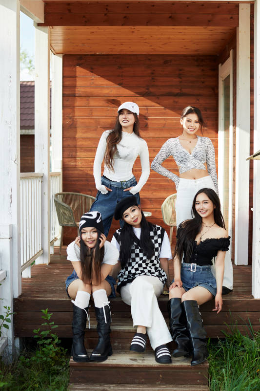 旅游景区民宿外拍照欣赏风景的五位姑娘