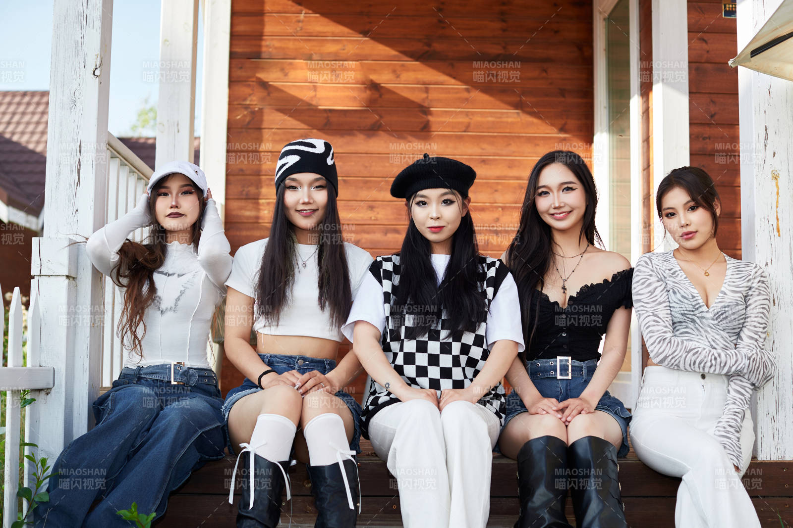旅游景區(qū)民宿外拍照欣賞風景的五位姑娘