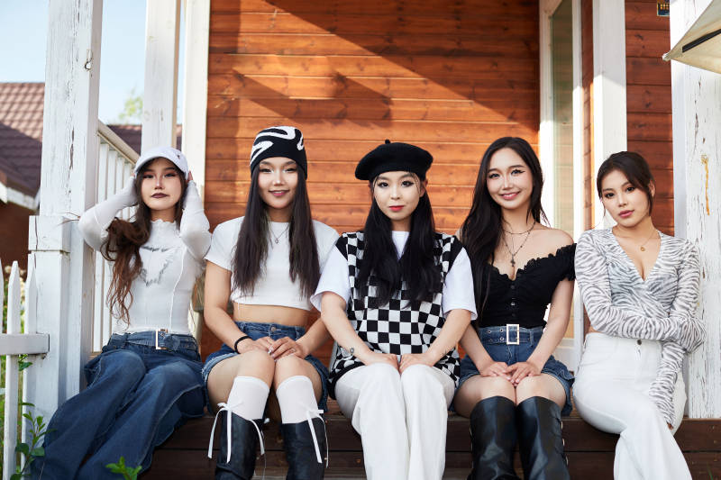 旅游景區(qū)民宿外拍照欣賞風(fēng)景的五位姑娘